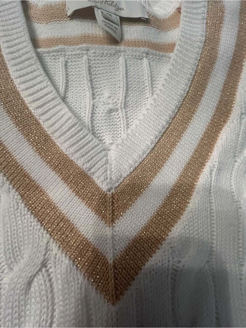 Classic White Cable-Knit V-Neck Sweater with Gold Stripe - Picture 2 of 3